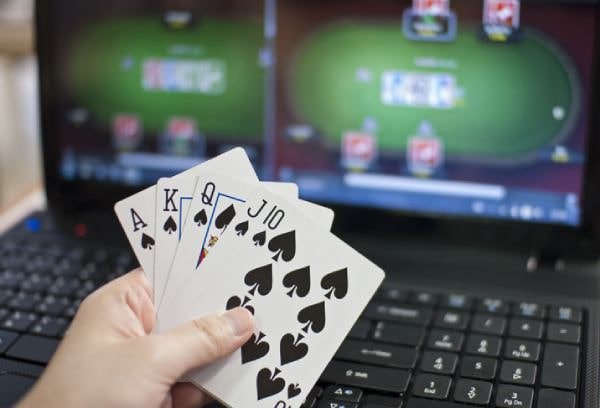Antarmuka meja poker di bersih4d dengan tampilan pemain dan kartu komunal